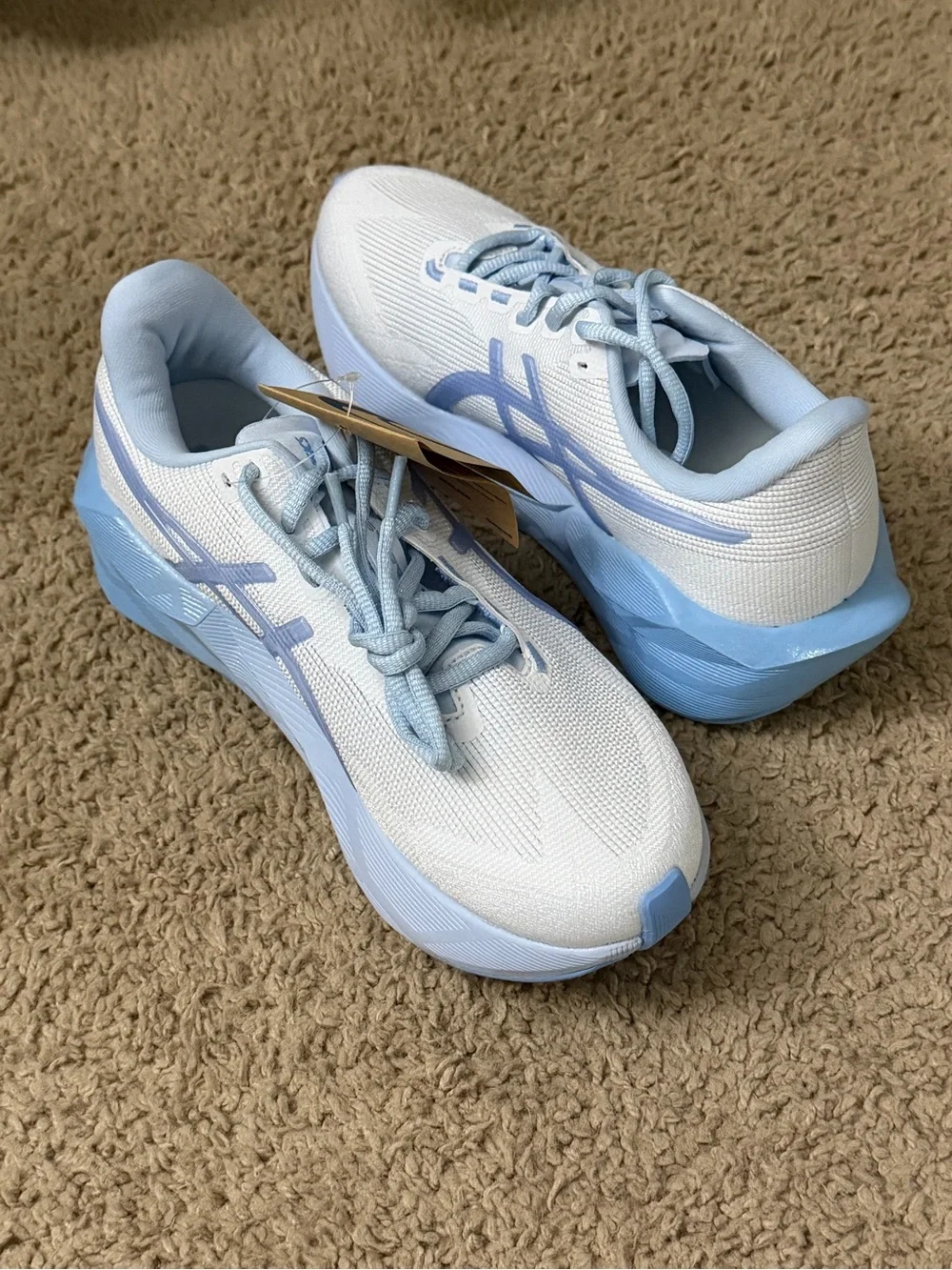 Asics Novablast 6 Women’s White and Light Blue Running Sneakers NEW size 7